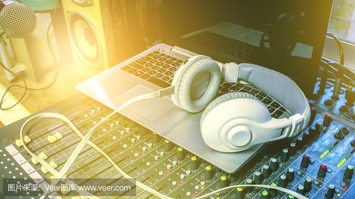 在錄音室監(jiān)聽(tīng)耳機(jī)。