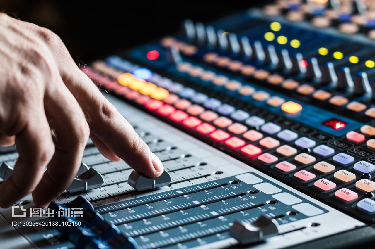錄音室調(diào)音臺(tái):專業(yè)音樂(lè)制作