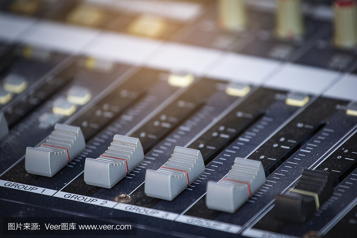 幻燈片調節音頻混音器的音量。工作室錄音設備