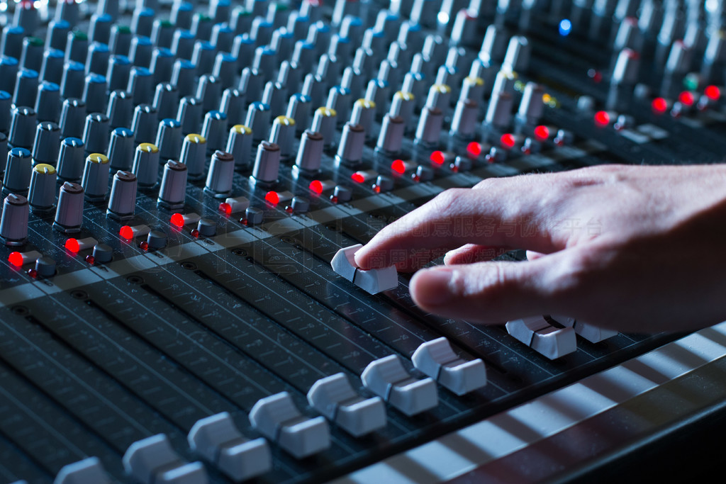 錄音室、調(diào)音臺(tái)的專業(yè)音樂制作生活方式免費(fèi)下載_jpg格式_5472像素_編號(hào)43139870