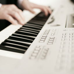 專業(yè)錄音室的設立,方便有需要人士及團體租用 寬敞的錄音室可同時容納15人,您亦可利用各種專業(yè)錄音器材進行后期制作